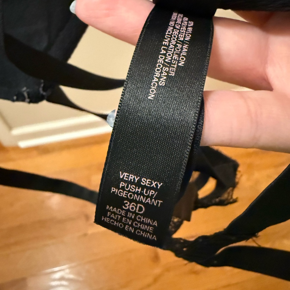Victoria’s Secret - Very Sexy Push-Up - size 36D - Picture 3 of 3